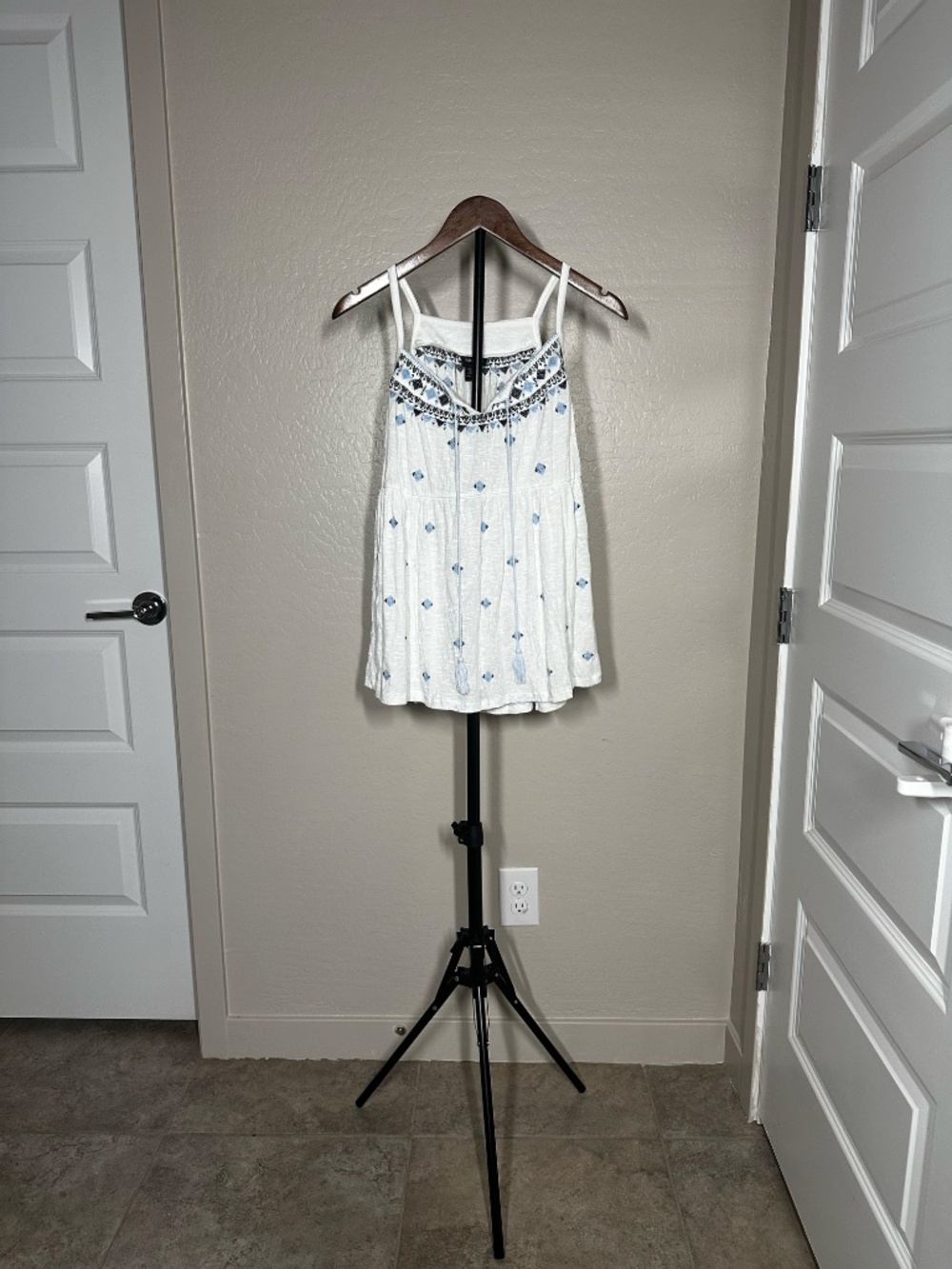 Torrid White & Blue Embroidered Boho Tank Top Size 1 (14/16)